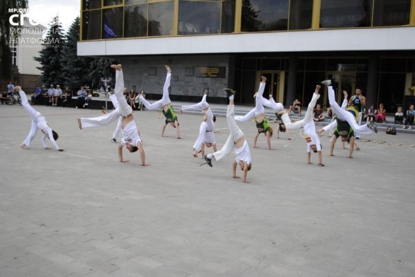 На День молоді в центрі Луцька билися, танцювали та змагалися. ФОТО